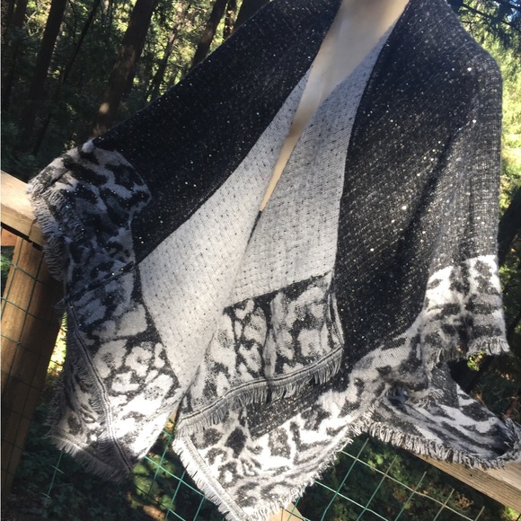 Vince Camuto reversible cape poncho in shades of gray HP24 - Picture 1 of 12